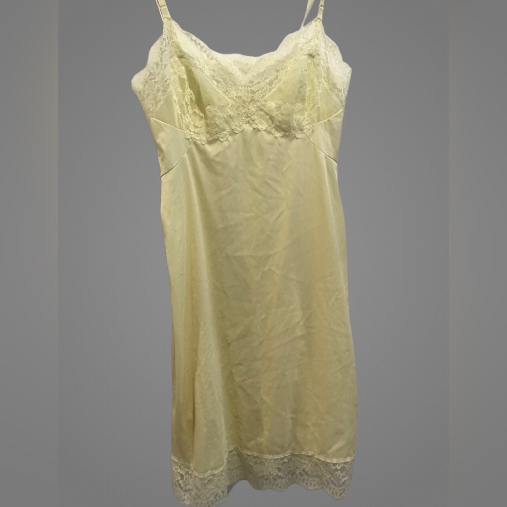 VINTAGE 70’s Slip with Lace Vasarette Munsing Wear Yellow Lacey Slip Size 34 A